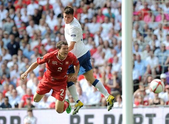 FUSSBALL INTERNATIONAL EM 2012-Qualifikation Gruppe A 04.06.2011 England - Schweiz Stephan LICHTSTEINER (li, Schweiz) gegen James MILNER (re, England) 