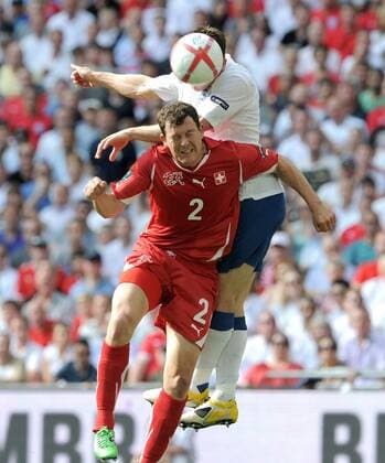 FUSSBALL INTERNATIONAL EM 2012-Qualifikation Gruppe A 04.06.2011 England - Schweiz Stephan LICHTSTEINER (li, Schweiz) gegen James MILNER (re, England) 