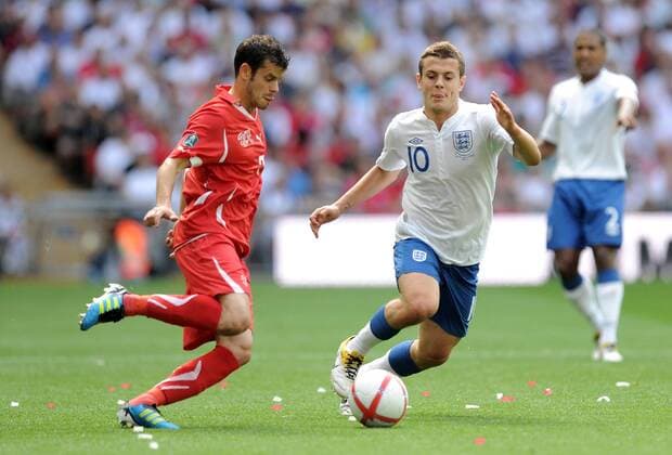 FUSSBALL INTERNATIONAL EM 2012-Qualifikation Gruppe A 04.06.2011 England - Schweiz Tranquillo Barnetta (li, Schweiz) gegen Jack Wilshere (re, England) 
