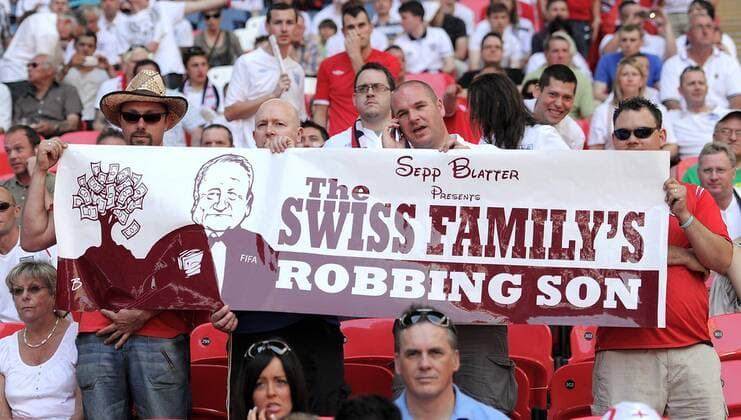 FUSSBALL INTERNATIONAL EM 2012-Qualifikation Gruppe A 04.06.2011 Englische Fans mit einem Banner, SEPP BLATTER presents The Swiss Familys Robbing Son 