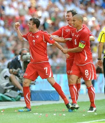 FUSSBALL INTERNATIONAL EM 2012-Qualifikation Gruppe A 04.06.2011 England - Schweiz JUBEL nach dem Tor von Tranquillo Barnetta, Stephan LICHTSTEINER , Gökhan INLER (v.li., Schweiz) 
