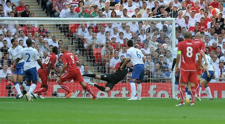 FUSSBALL INTERNATIONAL EM 2012-Qualifikation Gruppe A 04.06.2011 England - Schweiz ELFMETER Tor zum 0:1 durch Tranquillo Barnetta (Schweiz) gegen Torwart Joe HART (England) 