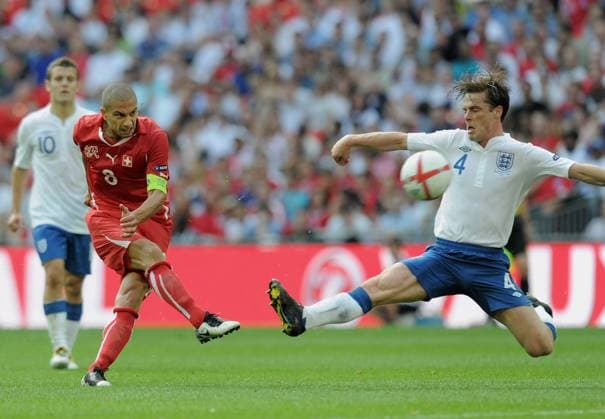 FUSSBALL INTERNATIONAL EM 2012-Qualifikation Gruppe A 04.06.2011 England - Schweiz Gökhan INLER (Schweiz) gegen Scott PARKER (England) 
