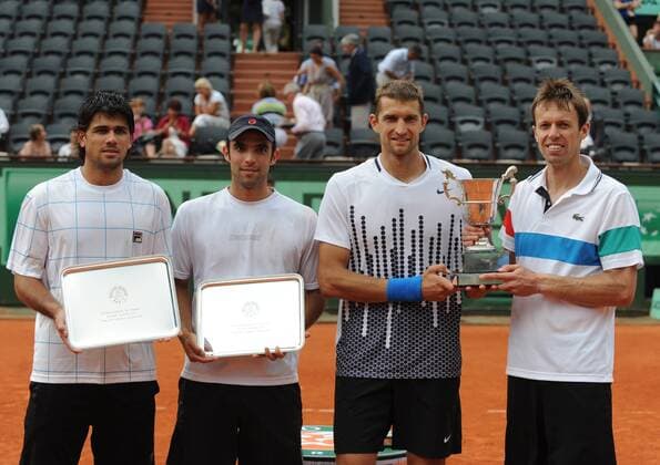 Canada s Daniel Nestor (1st, R) and teammate Belarus s Max Mirnyi (2nd, R) pose with their trophy after winning against Argentina s Eduardo Schwank (1st, L) and Colombia s Juan Sebastian Cabal in the men s doubles final at the French Open tennis tournament at the Roland Garros stadium in Paris, capital of France, June 4, 2011. (Xinhua Xu Liang) FRANCE-PARIS-TENNIS-FRENCH OPEN-MEN S DOUBLES-FINAL 