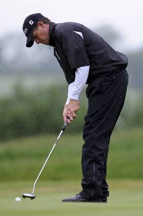 05.06.2011 Day four of the SAAB Wales Open Golf from Celtic Manor. Anders HANSEN (DEN) putts on the 1st during the fourth and final round on the Twenty Ten course. xRoganxThomsonx  ActionPlus11179405 Content restricted for UK based newspaper