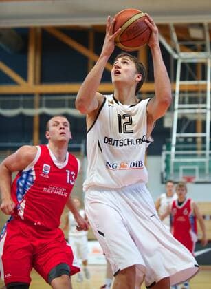 Basketball Königs-Wusterhausen 05.06.2011 U20 Länderspiel Deutschland (GER) - Tschechien (CZE) Maximilian Kleber (Deutschland, No.12) Ondrej Gargula