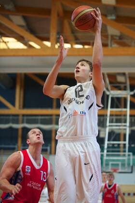 Basketball Königs-Wusterhausen 05.06.2011 U20 Länderspiel Deutschland (GER) - Tschechien (CZE) Maximilian Kleber (Deutschland, No.12) Ondrej Gargula