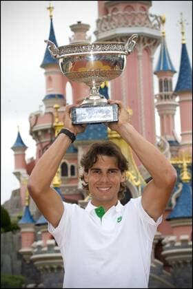 Rafael Nadal (Esp) posant avec le trophee au Parc Disneyland Paris Tennis: Internationaux de Roland Garros - 06.06.2011 - finale Hommes - JBAutissier PanoramiC 