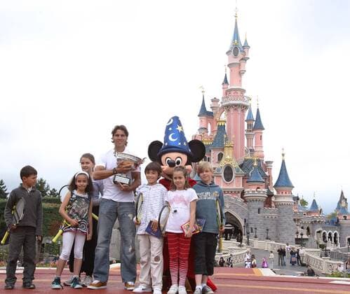 (110606) -- PARIS, June 6, 2011 (Xinhua) -- Rafael Nadal of Spain poses for photos with children at Disneyland Resort in Marne-la-Vallee outside Paris, capital of France, June 6, 2011. Nadal defeated Roger Federer of Switzerland in their men s final at the French Open tennis tournament on Sunday. (Xinhua Gao Jing) FRANCE-PARIS-NADAL-DISNEYLAND 