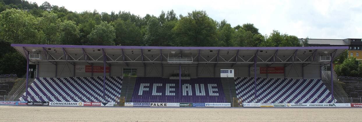 Fußball, Stadiongeschichte FC Erzgebirge Aue Aue, 06.06.2011, Erzgebirgsstadion, Fußball, 2.Bundesliga: , FC Erzgebirge Aue, , Im Bild: Blick auf die Tribüne Gegengerade. , o0 Sportstätte Stadion Leere Spielfeld ohne Rasentausch Platzpflege Boden Bodenbelag
