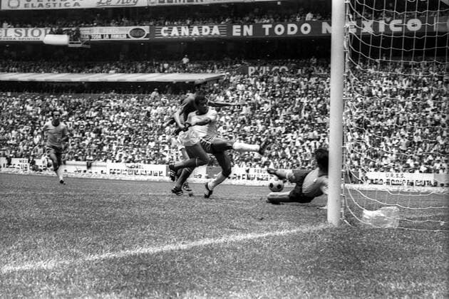 Jairzinho (Brasilien, Mitte) gegen Torwart Enrico Albertosi und Giacinto Facchetti (beide Italien) Aktion