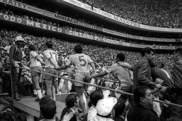Die brasilianischen Spieler nach dem Sieg im WM Finale 1970 auf dem Weg zur Siegerehrung Siegerehrung Sieg Weltmeister Fahne,