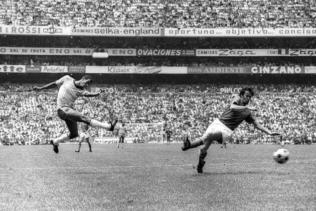 Carlos Alberto (Brasilien, li.) gegen Roberto Rosato (Italien) Aktion Dynamik Aufmacher