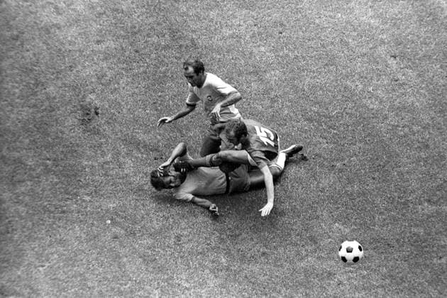 Sandra Mazzola (Italien, re.) gegen Gerson (hi.) und Brito (beide Brasilien) Aktion Duell Kampf