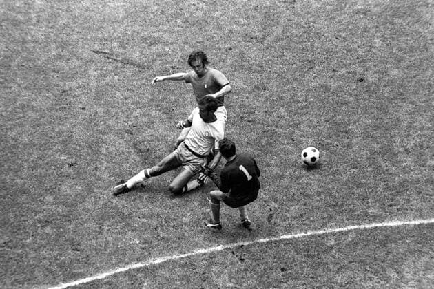 Roberto Boninsegna (Italien, hi.) gegen Brito und Torwart Felix (beide Brasilien) Aktion Duell Dynamik