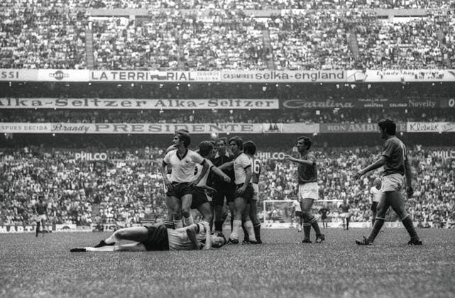 WM Halbfinale 1970 in Mexiko City - Italien - BR Deutschland (BRD) 4:3 n.V. - Wolfgang Overath (li.) und Gerd Müller (BRD) belagern Schiedsrichter Arturo Yamasaki (Peru) ob eines Foulspiels an Franz Beckenbauer (vorn, alle BRD) Aktion