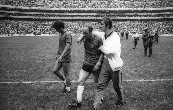 WM Halbfinale 1970 in Mexiko City - Italien - BR Deutschland (BRD) 4:3 n.V. - Enttäuschung pur beim Nationalteam der BRD, Hannes Löhr (re.) tröstet Uwe Seeler (Mitte), daneben Gerd Müller o00 Geschichte Fußballgeschichte