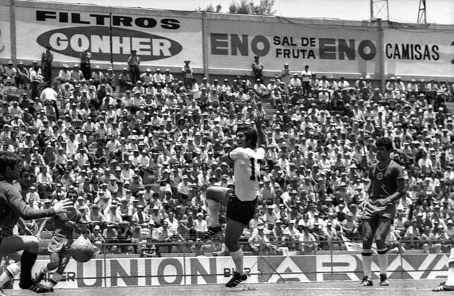 Weltmeisterschaft 1970 in Leon - Finalrunde - BR Deutschland (BRD) - Bulgarien 5:2 - Gerd Müller (BRD, Mitte) erzielt das Tor zum 2:1 Aktion