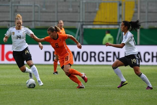 Fußball Frauen-Länderspiel Deutschland - Niederlande am 07.06.2011 im Tivoli in Aachen Kim Kulig ( Deutschland ), links - Sherida Spitse ( Niederlande ), mitte - Fatmire Bajramaj ( Deutschland ), rechts