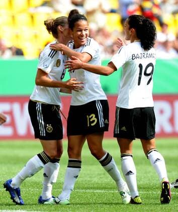 Fußball Frauen-Länderspiel Deutschland - Niederlande am 07.06.2011 im Tivoli in Aachen Torjubel Deutschland zum 1:0 Simone Laudehr ( Deutschland ), links - Celia Okoyino da Mbabi ( Deutschland ), mitte - Fatmire Bajramaj ( Deutschland ), rechts