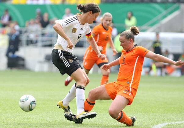 07.06.2011, Aachen, Fussball, Frauen, Länderspiel Deutschland - Niederlande. v.l.: Birgit Prinz (Deutschland), Manoe Meulen (Niederlande). Aktion
