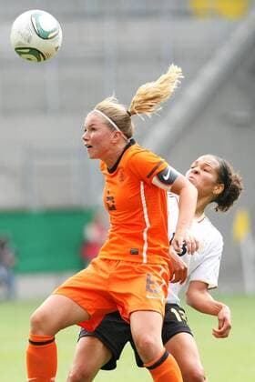 07.06.2011, Aachen, Fussball, Frauen, Länderspiel Deutschland - Niederlande. v.l.: Anouk Hoogendijk (Niederlande), Celia Okoyino Da Mbabi (Deutschland). Aktion