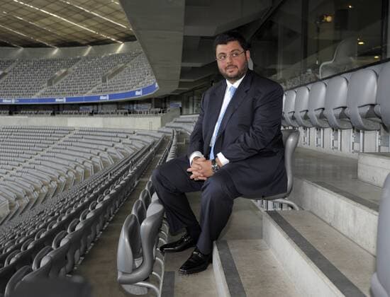 07.06.2011, Fussball 2.Bundesliga 2011 2012, TSV 1860 München, Pressekonferenz zur Kooperation mit Investor Hasan Ismaik (Jordanien) in der Allianz-Arena Loge. Hasan Ismaik sitzt schon mal Probe in der leeren Arena.