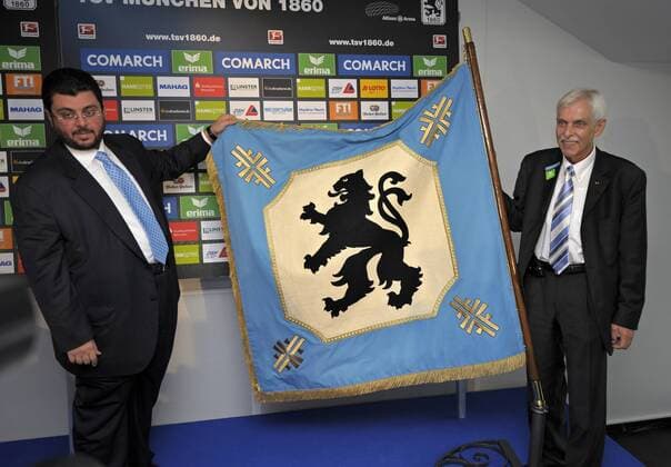 07.06.2011, Fussball 2.Bundesliga 2011 2012, TSV 1860 München, Pressekonferenz zur Kooperation mit Investor Hasan Ismaik (Jordanien) in der Allianz-Arena Loge. Fototermin Hasan Ismaik (li) mit Präsident Dieter Schneider (re, 1860) mit der Löwen-Fahne.