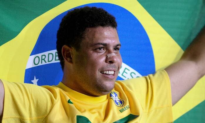 Ronaldo (BRA) Abschiedsspiel Ronaldos. Sao Paulo SP, Brasil - 07 06 2011. x(5)xCesarxGrecox xFotoarenax  (4914) o0 Abschied, verabschieden, Verabschiedung, Ende Karriereende Fahne, Landesfahne