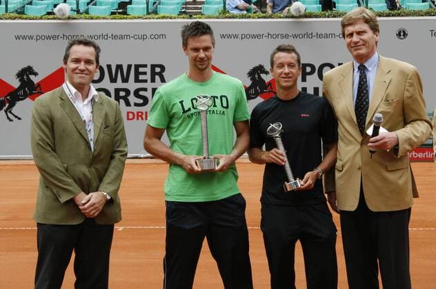 Thomas Königsbauer (GF Power Horse), Robin Söderling, Philipp Kohlschreiber und Dietloff von Arnim (Turnierdirektor) bei der Ehrung Fair Play Trophy an die beiden Spieler o0 Pokal, Trophäe Objekte