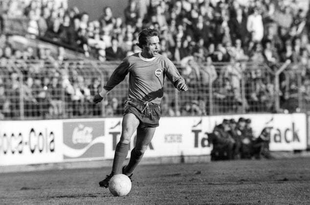 Manfred Ritschel (Kickers Offenbach) am Ball Aktion Einzelbild Freisteller