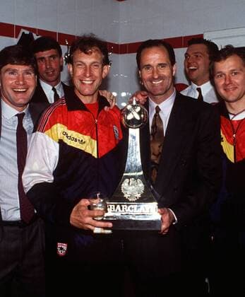 Fußball, Trainerhistorie, FC Arsenal Arsenal FC Manager George Graham and assistant Stewart Houston celebrate with the League Trophy. Arsenal FC v Manchester United, 06 05 1991.  o0 Meister Meisterschaft Meisterfeier
