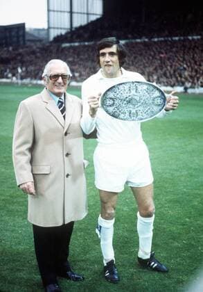 Norman Hunter (Leeds) recieves a silver tray from Manny Cussins to commemorate his 600th game for Leeds United. Leeds United v Liverpool FC, 20 10 1973.  o0 Ehrung