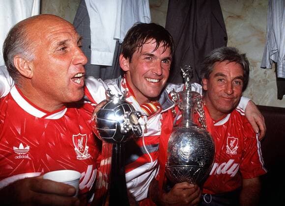 (L-R) Ronnie Moran, Kenny Dalglish (Manager) and Roy Evans with the League Championship Trophy. Liverpool FC v Derby 1989 90.  o0 Meister Meisterschaft Meisterfeier