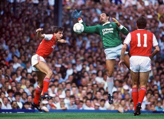 Alan Smith (Arsenal FC) making his debut, challenges Bruce Grobbelaar (Liverpool FC). Arsenal FC v Liverpool FC 15 08 87 1987 88 season 