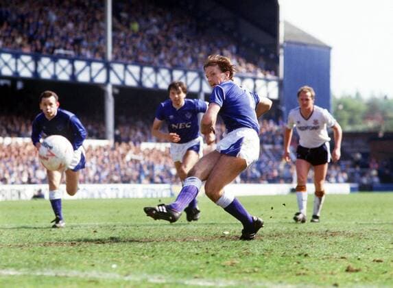 Trevor Steven (Everton FC) scores his Penalty goal. Everton FC v Luton Town 9 5 87 1986 87 season 