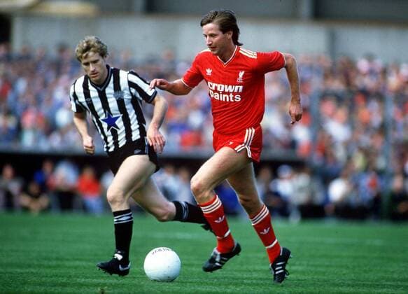 Ronnie Whelan (Liv) Ian Stewart (NEWCASTLE UNITED). 24 08 1985 NEWCASTLE V LIVERPOOL FC. 