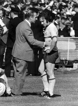 Fußball, Trainerhistorie, FC Arsenal BERTIE MEE, Arsenal FC MANAGER, TALKS TO GEORGE ARMSTRONG BEFORE EXTRA TIME. Arsenal FC V LIVERPOOL FC FA.CUP FINAL 1971. 