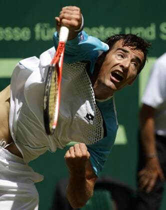 Gerry Weber Open 2011, ATP Tennis Herren World Tour, Rasentennis Turnier, International Series,Gerry Weber Stadion, Grasplatz, Halle Westfalen, Ivan Dodig (CRO), Einzelbild,Aktion,Aufschlag,Service,Halbformat,