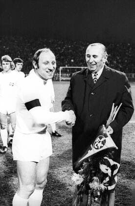 Präsident Willi Müller (1. FC Kaiserslautern, re.) verabschiedet Uwe Seeler (Hamburger SV), der sein letztes Spiel in Kaiserslautern bestreitet shake hands, shakehands Abschied Verabschiedung Karriere Ende Karriereende Funktionär Aufmacher