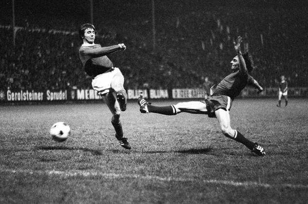 Klaus Fischer (FC Schalke 04, li.) gegen Ernst Diehl (1. FC Kaiserslautern) Aktion Duell Dynamik Kampf Grätsche, grätschen
