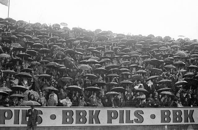 Fanblock des 1. FC Kaiserslautern schützt sich hinter BBK Pils Werbebande mit Regenschirmen vor dem schlechten Wetter Fan, Fußballfan, Publikum, Fanblock Totale