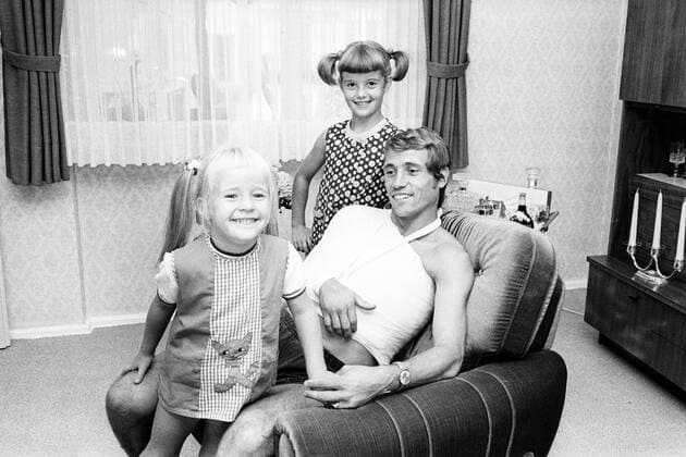 Dietmar Schwager (Deutschland 1. FC Kaiserslautern) sitzt mit zwei kleinen Mädchen neben sich in seinem Wohnzimmer verletzt im Sessel Fotoshooting, Fotostory, Homestory, privat Kind Tochter Mädchen Familie Freude Aufmacher