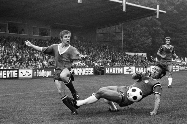 Josef Pirrung (1. FC Kaiserslautern, li.) gegen Dieter Schulz (Arminia Bielefeld) Aktion Duell Dynamik Kampf Aufmacher