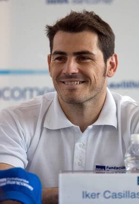 (110610) -- MEXICO CITY, June 10, 2011 (Xinhua) -- The World Champion Spanish goalkeeper Iker Casillas smiles at a press conference during the presentation of the Campaign Soccer Clinics at Estadio Olimpico of Ciudad Universitaria, in Mexico City, capital of Mexico, June 9, 2011. Casillas, Spanish Real Madrid player, will also travel to Monterrey City during his visit to the country. (Xinhua Mario Castillo) MEXICO-MEXICO CITY-SOCCER-IKER CASILLAS 