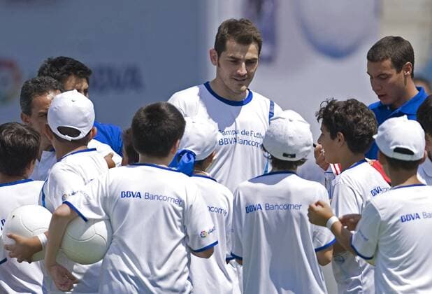 (110610) -- MEXICO CITY, June 10, 2011 (Xinhua) -- The World Champion Spanish goalkeeper Iker Casillas (C) signs his autographs during the presentation of the Campaign Soccer Clinics at Estadio Olimpico of Ciudad Universitaria, in Mexico City, capital of Mexico, June 9, 2011. Casillas, Spanish Real Madrid player, will also travel to Monterrey City during his visit to the country. (Xinhua Mario Castillo) MEXICO-MEXICO CITY-SOCCER-IKER CASILLAS 