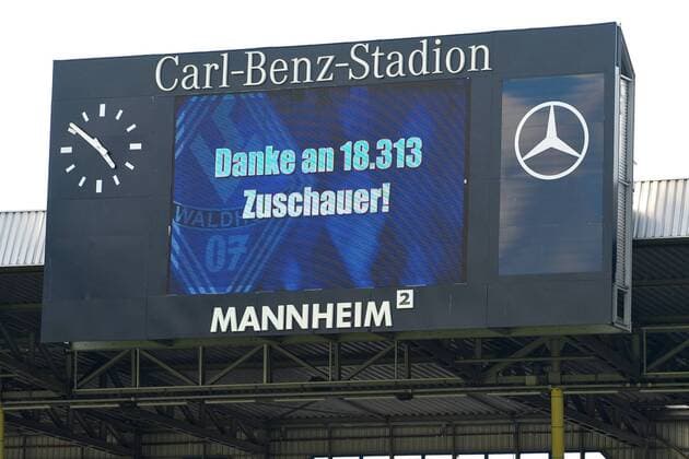 11.06.2011 Oberliga Baden-Wuerttemberg,SV Waldhof Mannheim, Zuschauerrekord in der BW Oberliga mit 1800 Zuschauern - ksp o0 Anzeigetafel, Anzeige, Tafel, Stadionanzeige, Objekte Carl Benz Stadion
