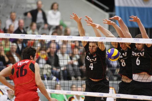 Viel zu tun für den deutschen Block. Links Yusuke ISHIJIAMA, GOTTSU (JPN), daneben Simon TISCHER (GER),Marcus Böhme (GER) und Denys KALIBERDA (GER) Volleyball, FIVB World League 2011, Länderspiel Deutschland vs. Japan, Spiel 1, 11.06.11