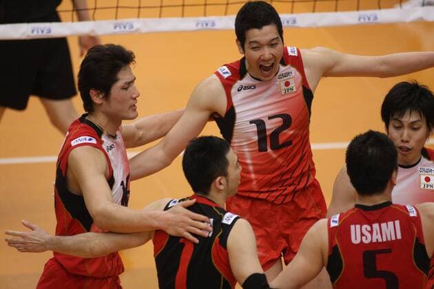 Freude bei den japanischen Spielern. Mitte Kota YAMAMURA (JPN) Volleyball, FIVB World League 2011, Länderspiel Deutschland vs. Japan, Spiel 1, 11.06.11