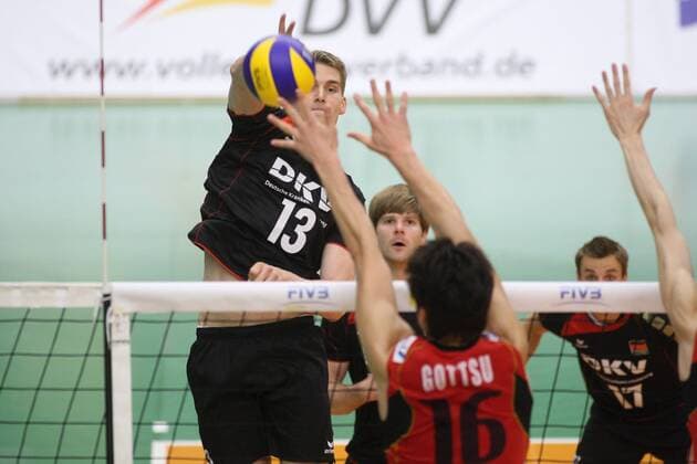 Links Christian DÜNNES (GER) Volleyball, FIVB World League 2011, Länderspiel Deutschland vs. Japan, Spiel 1, 11.06.11